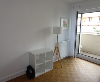 Location Studio 1 pièce Tours (37000) - place Rabelais et balcon